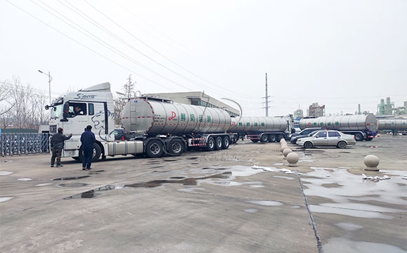 半挂鲜奶运输车